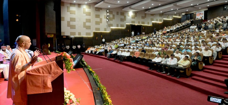 सीएम योगी ने उचित दर विक्रेताओं के लाभांश में वृद्धि (90 रु0 से बढ़ाकर 125 रु0 प्रति कुन्तल) कार्यक्रम को किया सम्बोधित