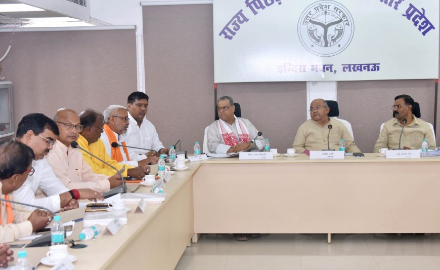 अध्यक्ष राजेश वर्मा की अध्यक्षता में आयोजित हुई उ0प्र0 राज्य पिछड़ा वर्ग आयोग की बैठक