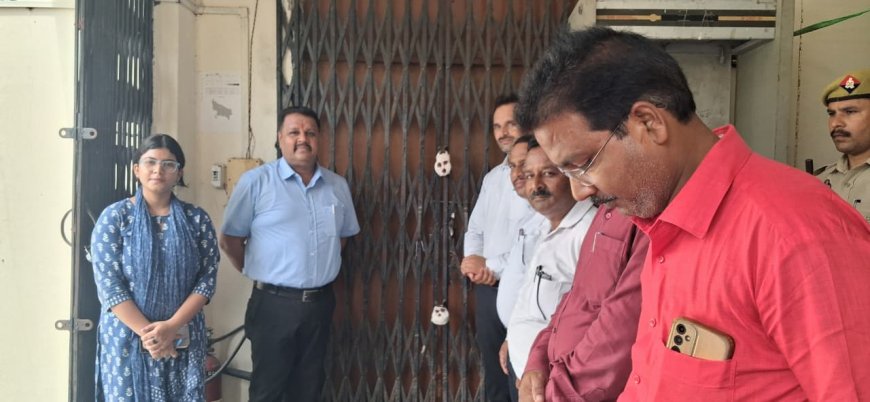 जिलाधिकारी द्वारा तहसील गौरीगंज परिसर में स्थित ई0वी0एम0/वी0वी0 पैट वेयर हाउस (स्ट्रांग रूम) की वाह्य सुरक्षा व्यवस्था का किया गया निरीक्षण