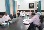 मण्डलायुक्त की अध्यक्षता में हुई सीएम डैश बोर्ड पर विकास कार्यों, कर-करेत्तर एवं राजस्व कार्यों की समीक्षा बैठक