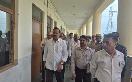 मंडलायुक्त ने किया टमकौली स्थित अटल आवासीय विद्यालय का निरीक्षण