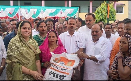 बाढ़ प्रभावित परिवारों को कारागार मंत्री दारा सिंह चौहान ने वितरित की राहत सामग्री