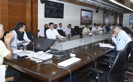 मुख्य सचिव की अध्यक्षता में वीडियो कॉन्फ्रेन्सिंग के माध्यम से सभी मण्डलायुक्तों एवं जिलाधिकारियों की साप्ताहिक समीक्षा बैठक आयोजित