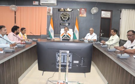 जिलाधिकारी ने गोरखपुर-फैजाबाद खण्ड शिक्षक निर्वाचन क्षेत्र के मतदेय स्थलों के प्रस्ताव पर राजनीतिक दलों के प्रतिनिधियों के साथ की बैठक