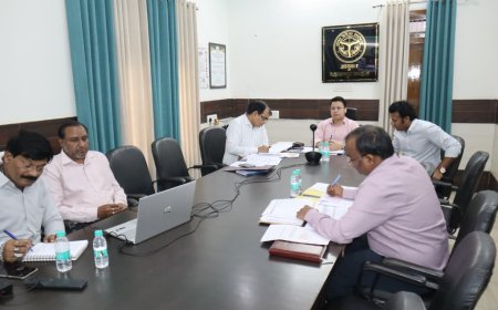 मण्डलायुक्त की अध्यक्षता में हुई सीएम डैश बोर्ड पर विकास कार्यों, कर-करेत्तर एवं राजस्व कार्यों की समीक्षा बैठक