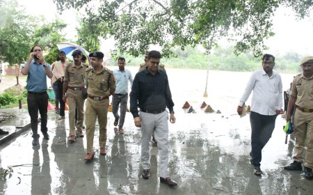 भारी बारिश के दृष्टिगत डीएम-एसपी ने नदियों का किया निरीक्षण