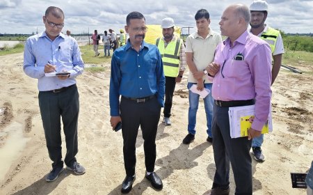 जिलाधिकारी ने रू0 302 करोड़ की बाईपास परियोजना के निर्माणाधीन बेतवा एवं यमुना पुलों का किया स्थलीय निरीक्षण