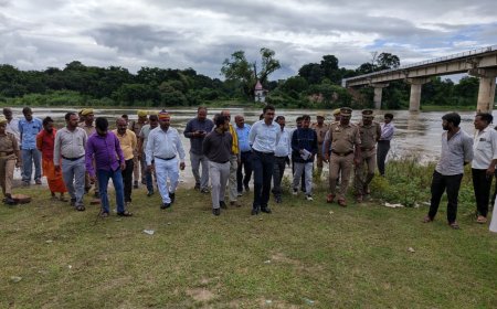 जिलाधिकारी ने मुसाफिरखाना में विद्युत उपकेंद्र, गोमती नदी के रीछ घाट व आम घाट एवं जलभराव प्रभावित क्षेत्रों का किया निरीक्षण