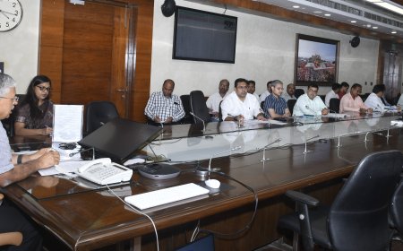 मुख्य सचिव ने वीडियो कॉन्फ्रेंसिंग के माध्यम से सभी मण्डलायुक्तों एवं जिलाधिकारियों के साथ की साप्ताहिक समीक्षा बैठक