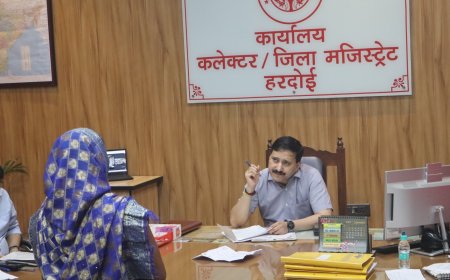 जिलाधिकारी ने जनसुनवाई में सुनीं शिकायतें