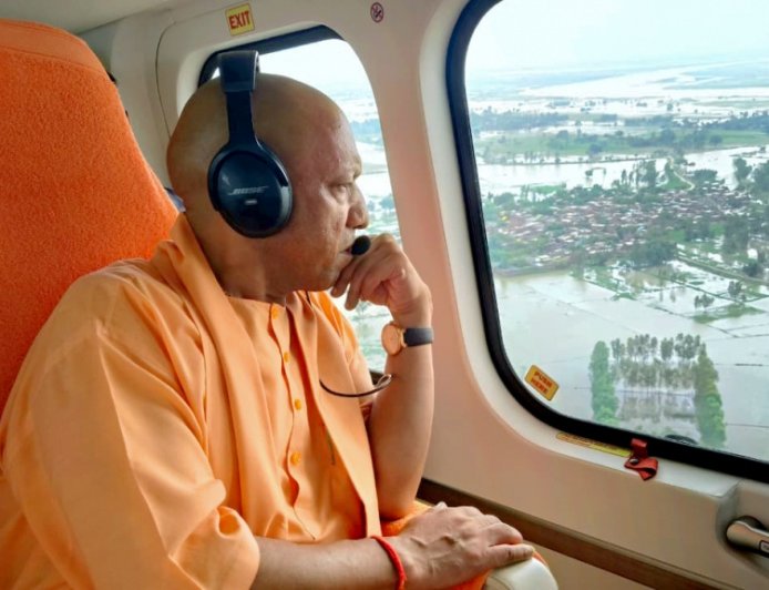 सीएम योगी ने किया जनपद फर्रूखाबाद में बाढ़ प्रभावित क्षेत्रों का हवाई सर्वेक्षण