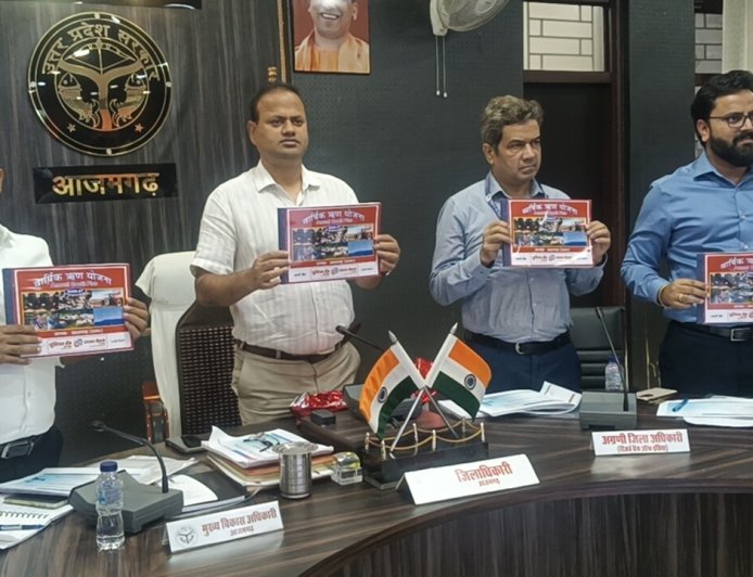 स्वरोजगार एवं उद्यमिता योजनाओं में ऋण वितरण बढ़ाकर जनपद के आर्थिक विकास को दें गति - जिलाधिकारी