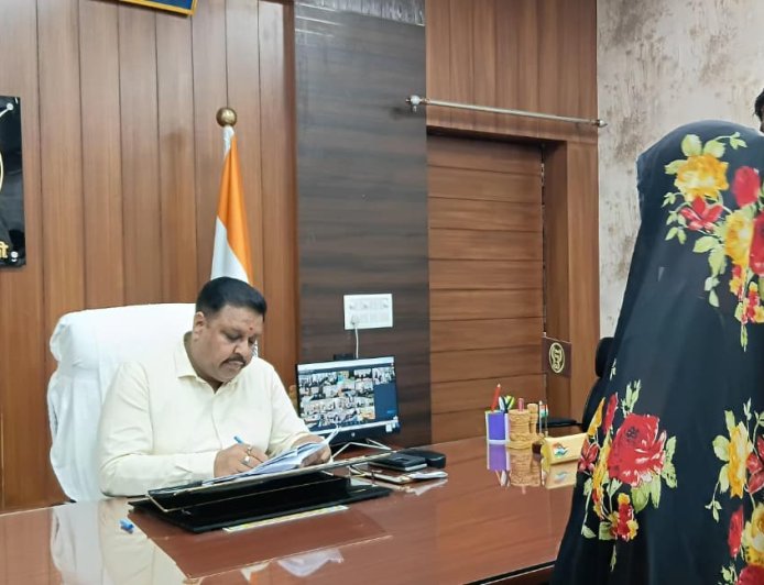 जनसुनवाई में जिलाधिकारी ने सुनीं शिकायतें, समयबद्ध व गुणवत्तापूर्ण निस्तारण के दिए निर्देश