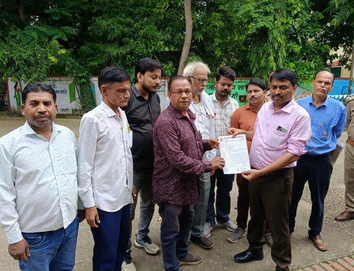 दिल्ली में महिला पत्रकारों से मारपीट के विरोध में हमीरपुर में राष्ट्रपति को ज्ञापन