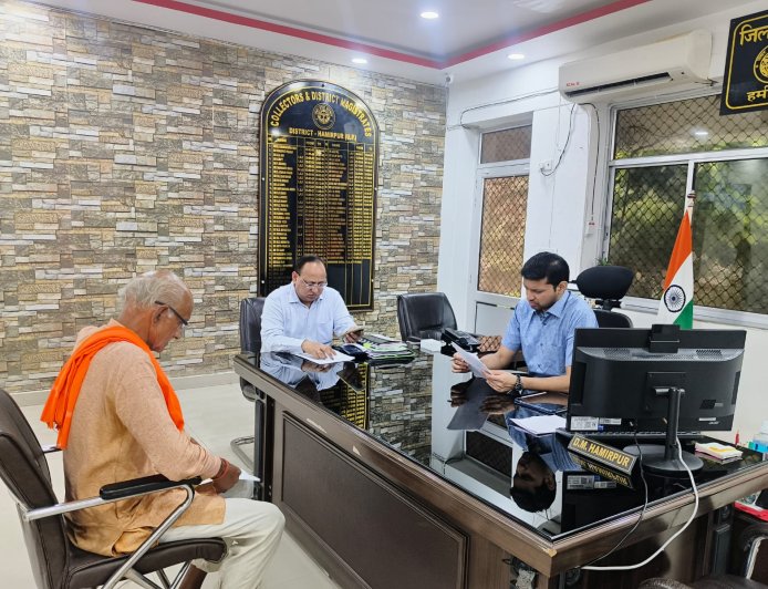 जिलाधिकारी ने कलेक्ट्रेट में नियमित जनसुनवाई कर सुनीं जनसमस्याएं