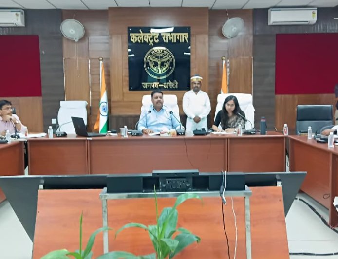 जिलाधिकारी ने की गो आश्रय स्थलों की व्यवस्थाओं की समीक्षा