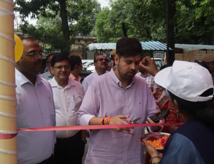 जिलाधिकारी एवं मुख्य विकास अधिकारी ने मॉडल प्रेरणा कैंटीन का किया उद्घाटन