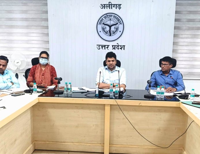 डीएम की अध्यक्षता में कर करेत्तर एवं राजस्व वसूली की समीक्षा बैठक सम्पन्न