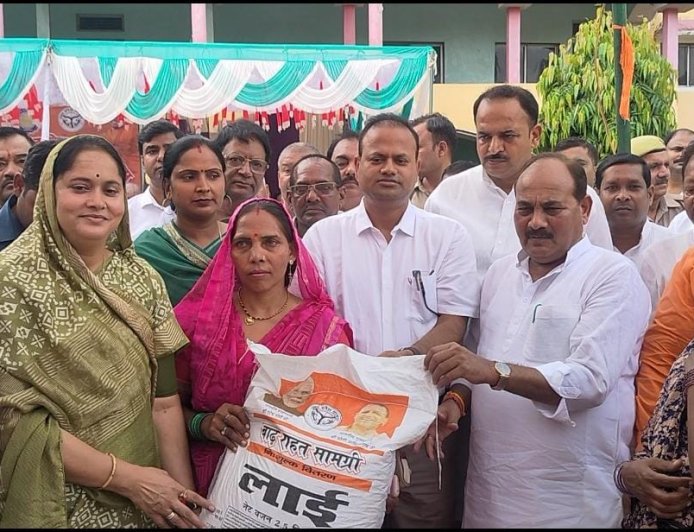 बाढ़ प्रभावित परिवारों को कारागार मंत्री दारा सिंह चौहान ने वितरित की राहत सामग्री