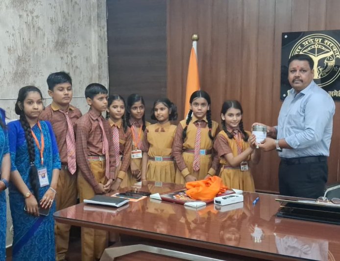 नेपाल बाढ़ पीड़ितों की सहायता के लिए कृष्णा एकेडमी शाहगढ़ के बच्चों ने जुटाई सहयोग राशि