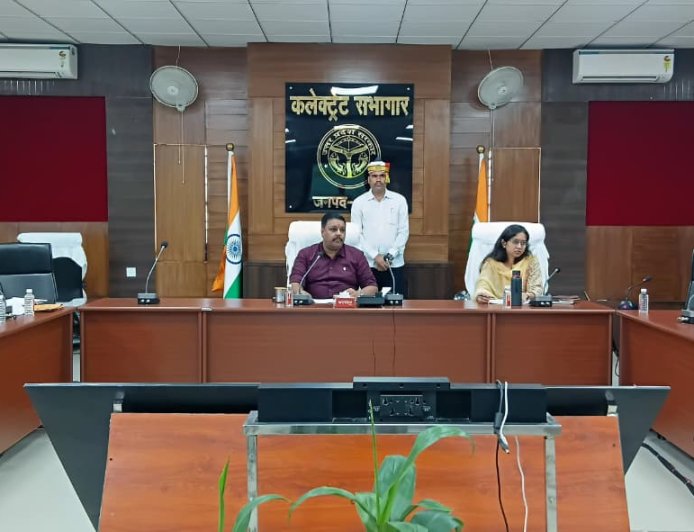 जिलाधिकारी ने की जल जीवन मिशन परियोजनाओं की समीक्षा