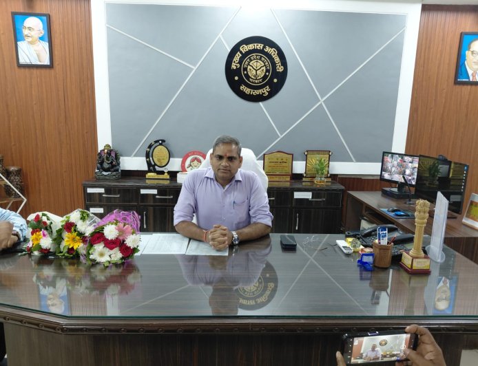 नवागत मुख्य विकास अधिकारी डॉ. सुनील कुमार वर्मा ने विकास भवन पहुंचकर संभाला कार्यभार