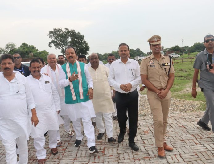 उप मुख्यमंत्री केशव प्रसाद मौर्य ने आजमगढ़ पहुंचकर अधिकारियों से बाढ़ की स्थिति की ली जानकारी