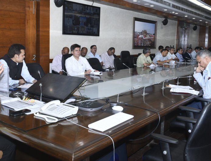 मुख्य सचिव की अध्यक्षता में वीडियो कॉन्फ्रेन्सिंग के माध्यम से सभी मण्डलायुक्तों एवं जिलाधिकारियों की साप्ताहिक समीक्षा बैठक आयोजित