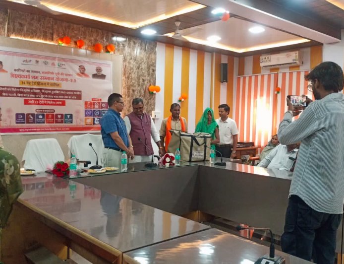 विश्वकर्मा जयंती पर ‘विश्वकर्मा टूलकिट वितरण योजना’ के तहत जनपद में 400 लाभार्थियों को वितरित किए गए टूलकिट