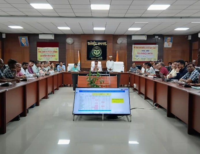 जिला स्वास्थ्य समिति की बैठक में डीएम ने की स्वास्थ्य सेवाओं की समीक्षा