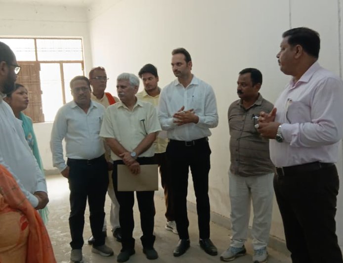 जिलाधिकारी द्वारा तहसील गौरीगंज परिसर में स्थित ई0वी0एम0/वी0वी0 पैट वेयर हाउस (स्ट्रांग रूम) की सुरक्षा व्यवस्था का किया गया निरीक्षण