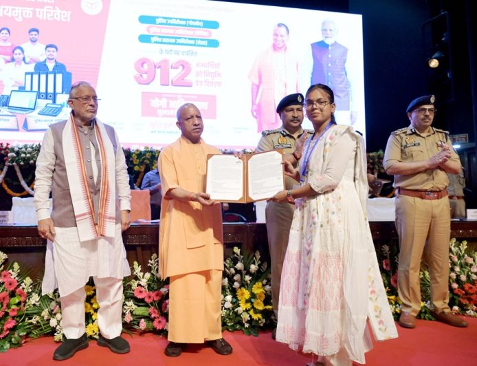 सीएम योगी ने लिपिक संवर्ग सीधी भर्ती-2023 के 912 अभ्यर्थियों को वितरित किये नियुक्ति पत्र