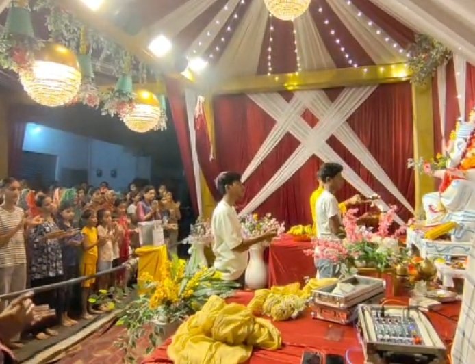 गणपति बप्पा मोरिया के जयकारों से गूंजे पंडाल