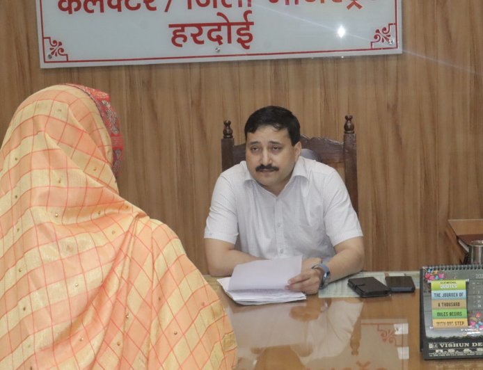 जनसामान्य की शिकायतों के निस्तारण में किसी प्रकार की लापरवाही न बरती जाए - जिलाधिकारी