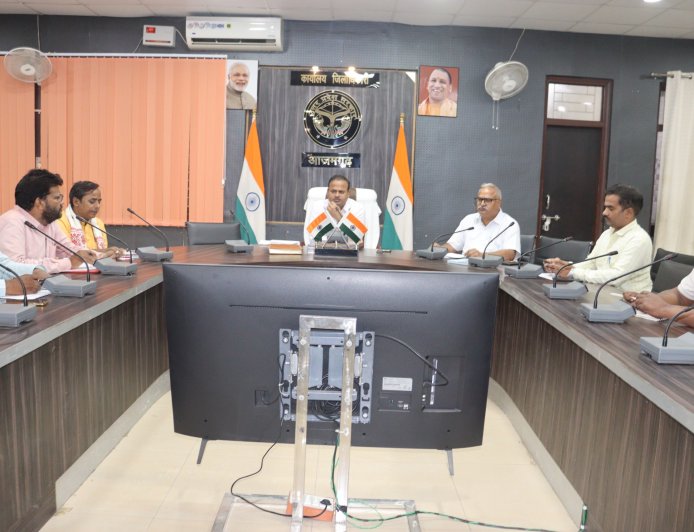 जिलाधिकारी ने गोरखपुर-फैजाबाद खण्ड शिक्षक निर्वाचन क्षेत्र के मतदेय स्थलों के प्रस्ताव पर राजनीतिक दलों के प्रतिनिधियों के साथ की बैठक