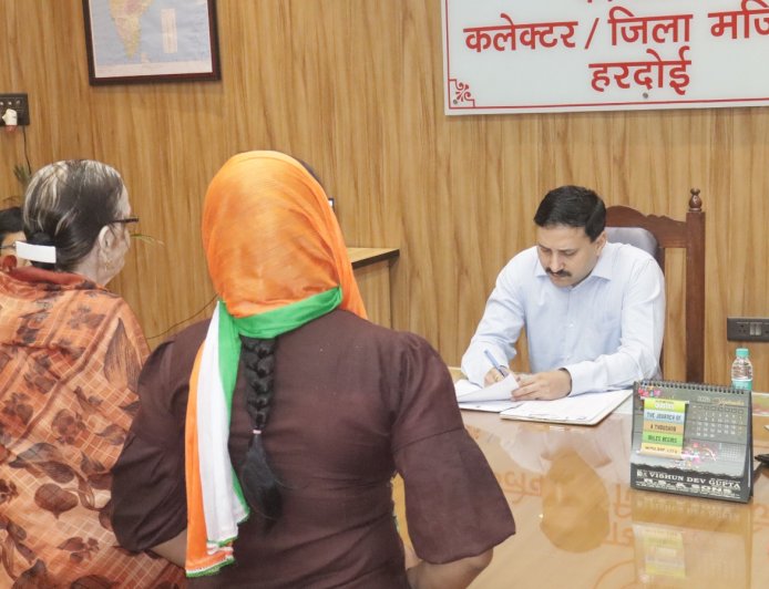 जिलाधिकारी ने जनसुनवाई मे सुनीं 44 शिकायतें