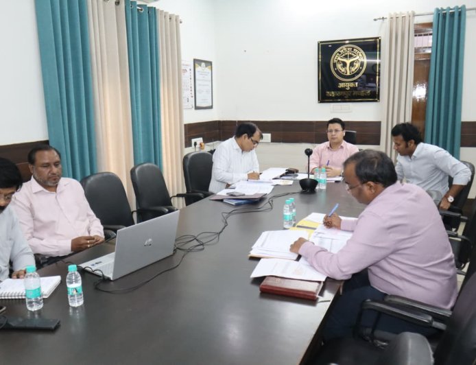 मण्डलायुक्त की अध्यक्षता में हुई सीएम डैश बोर्ड पर विकास कार्यों, कर-करेत्तर एवं राजस्व कार्यों की समीक्षा बैठक