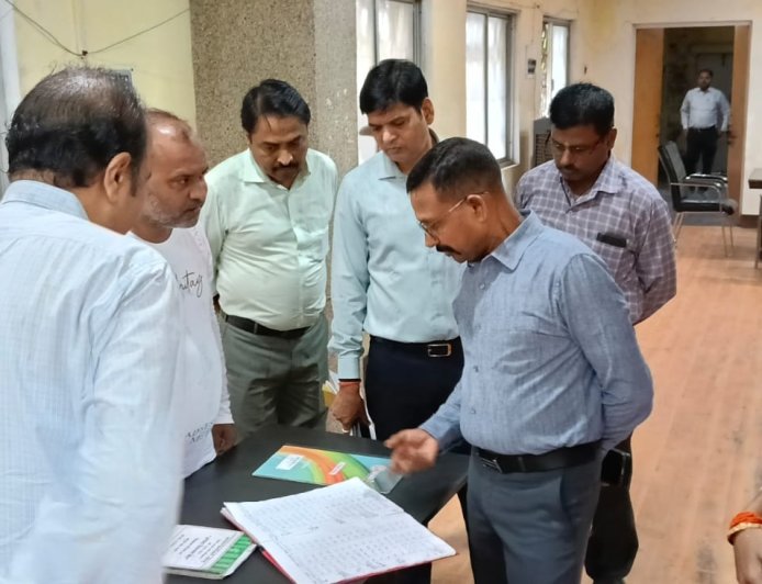 जिलाधिकारी ने कलेक्ट्रेट स्थित आपदा कंट्रोल रूम का किया औचक निरीक्षण