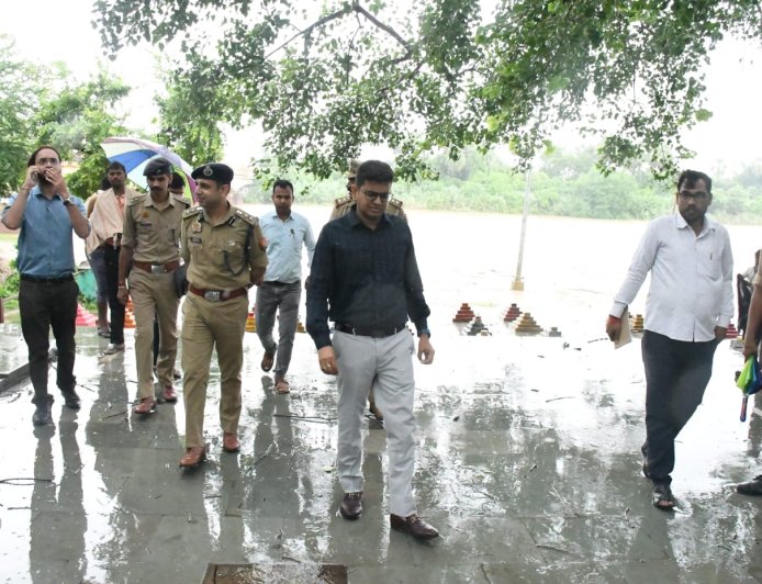 भारी बारिश के दृष्टिगत डीएम-एसपी ने नदियों का किया निरीक्षण