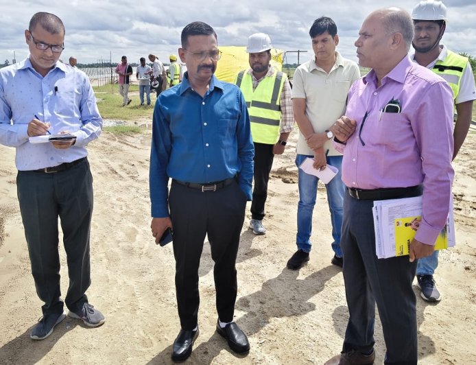 जिलाधिकारी ने रू0 302 करोड़ की बाईपास परियोजना के निर्माणाधीन बेतवा एवं यमुना पुलों का किया स्थलीय निरीक्षण