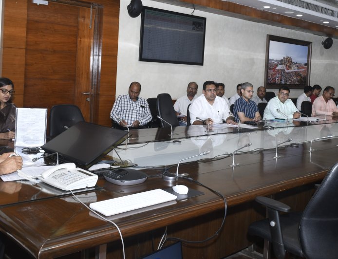 मुख्य सचिव ने वीडियो कॉन्फ्रेंसिंग के माध्यम से सभी मण्डलायुक्तों एवं जिलाधिकारियों के साथ की साप्ताहिक समीक्षा बैठक