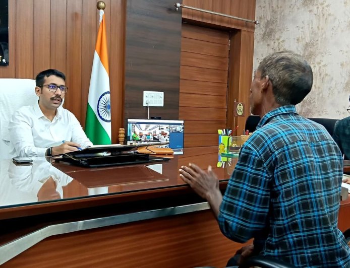 जनसुनवाई में जिलाधिकारी ने सुनीं शिकायतें, समयबद्ध व गुणवत्तापूर्ण निस्तारण के दिए निर्देश।