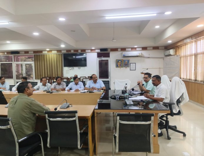जिलाधिकारी की अध्यक्षता में गड्ढामुक्त सड़कों को लेकर समीक्षा बैठक आयोजित