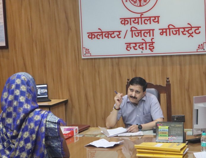 जिलाधिकारी ने जनसुनवाई में सुनीं शिकायतें