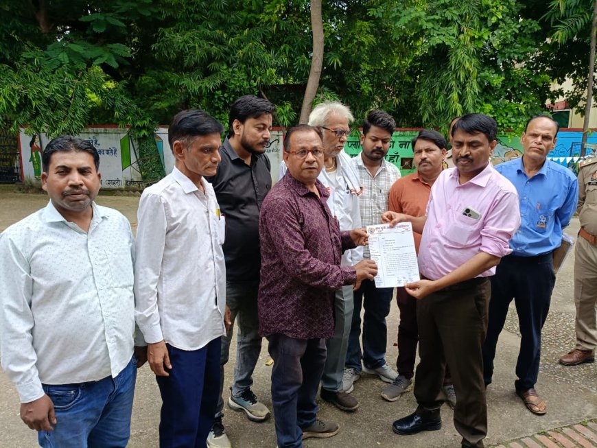 दिल्ली में महिला पत्रकारों से मारपीट के विरोध में हमीरपुर में राष्ट्रपति को ज्ञापन
