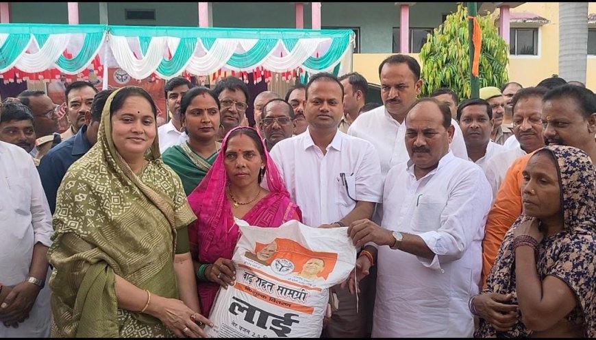 बाढ़ प्रभावित परिवारों को कारागार मंत्री दारा सिंह चौहान ने वितरित की राहत सामग्री