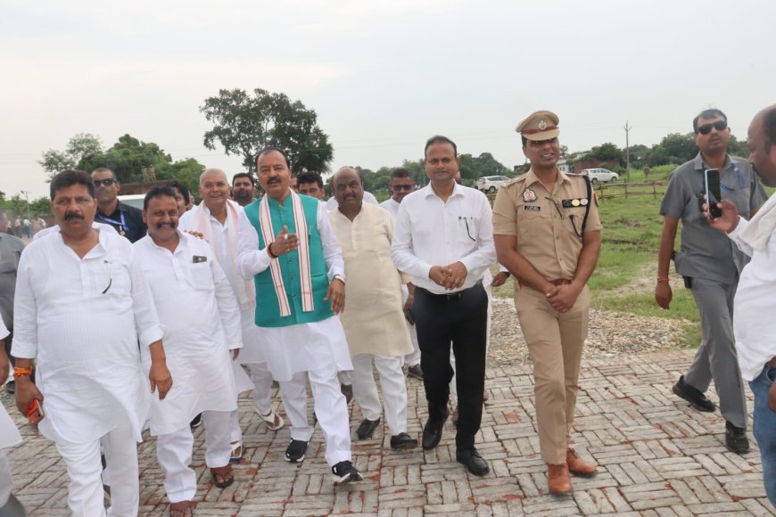 उप मुख्यमंत्री केशव प्रसाद मौर्य ने आजमगढ़ पहुंचकर अधिकारियों से बाढ़ की स्थिति की ली जानकारी