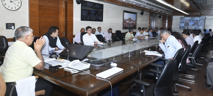 मुख्य सचिव की अध्यक्षता में वीडियो कॉन्फ्रेन्सिंग के माध्यम से सभी मण्डलायुक्तों एवं जिलाधिकारियों की साप्ताहिक समीक्षा बैठक आयोजित