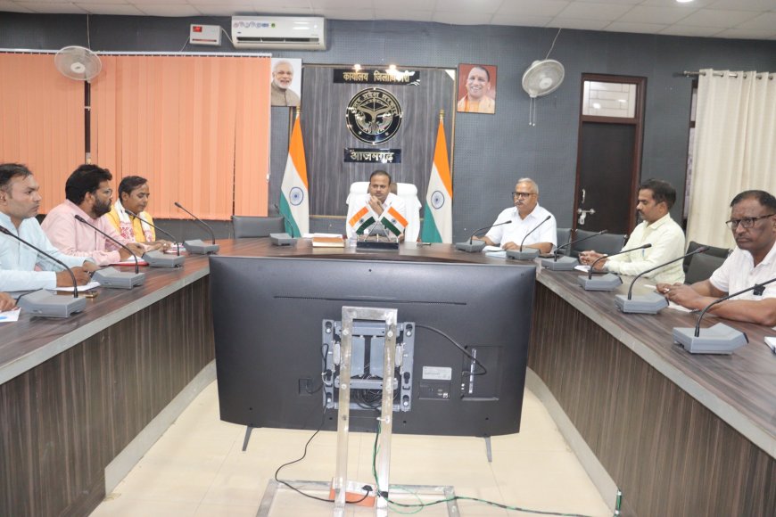 जिलाधिकारी ने गोरखपुर-फैजाबाद खण्ड शिक्षक निर्वाचन क्षेत्र के मतदेय स्थलों के प्रस्ताव पर राजनीतिक दलों के प्रतिनिधियों के साथ की बैठक
