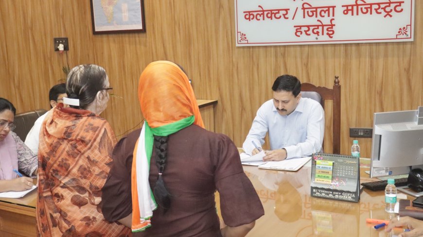जिलाधिकारी ने जनसुनवाई मे सुनीं 44 शिकायतें